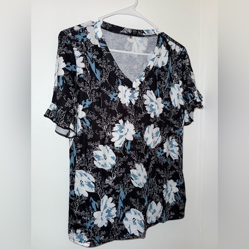 agseem floral v-neck short sleeve shirt top NWOT